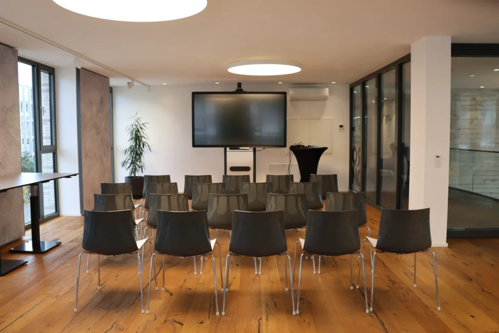 Reihenbestuhlung mit Blick auf das Clevertouch Display im Seminarraum des Innovation Center Konstanz