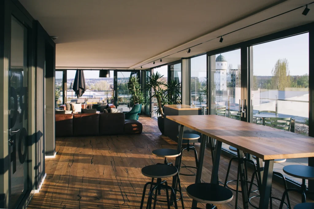 Rooftop Arbeitsbereich und Meeting-Berich mit Stehtischen